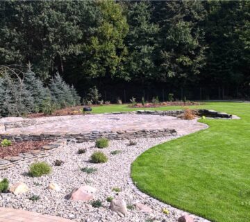 Ogród przy lesie z oczkiem wodnym