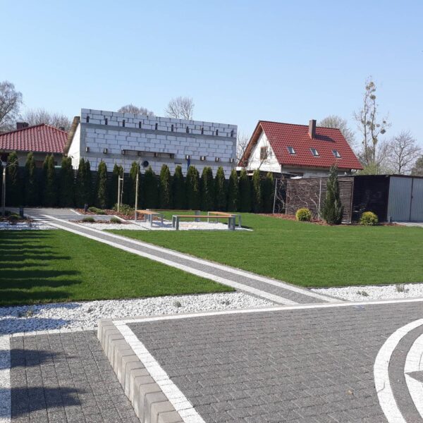 Prosty ogród z miejscem na ognisko