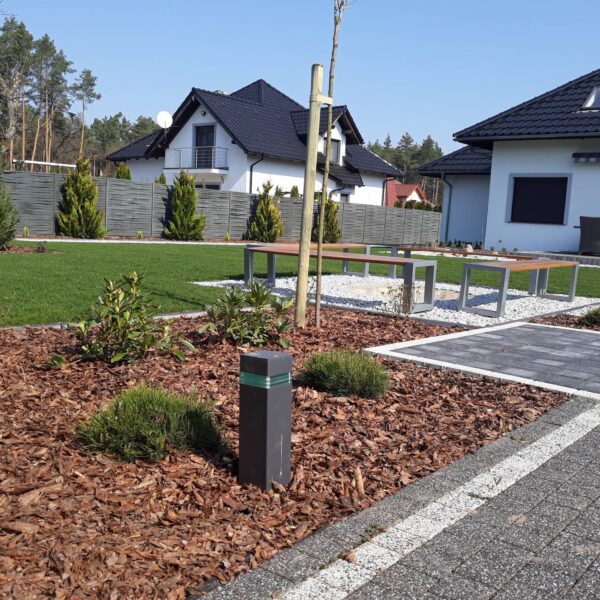 Prosty ogród z miejscem na ognisko
