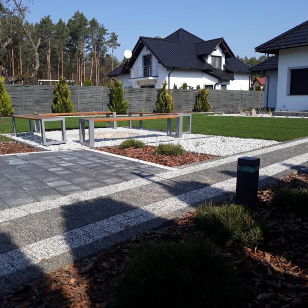 Prosty ogród z miejscem na ognisko